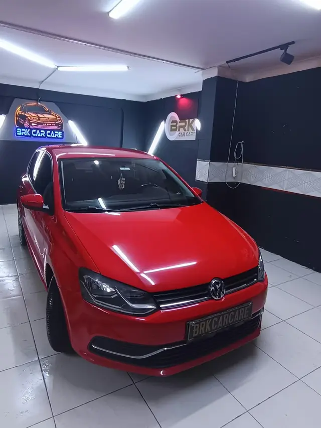 BRK Car Care stüdyosunda kırmızı Volkswagen Polo